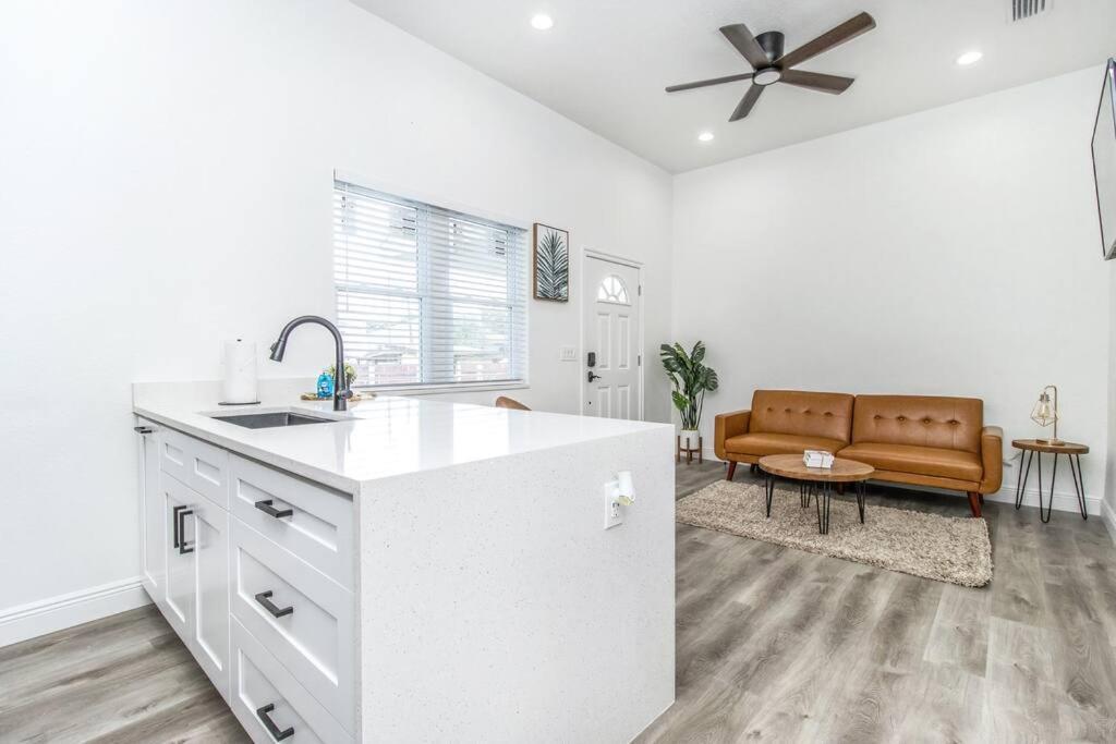 2Br Spacious House In Heart Of West Tampa Exterior foto